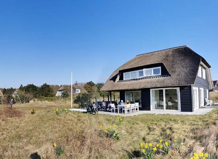 Wellnessvilla Zee & Zo vakantiehuis in Buren, Ameland met rieten dak en terras in de natuur.