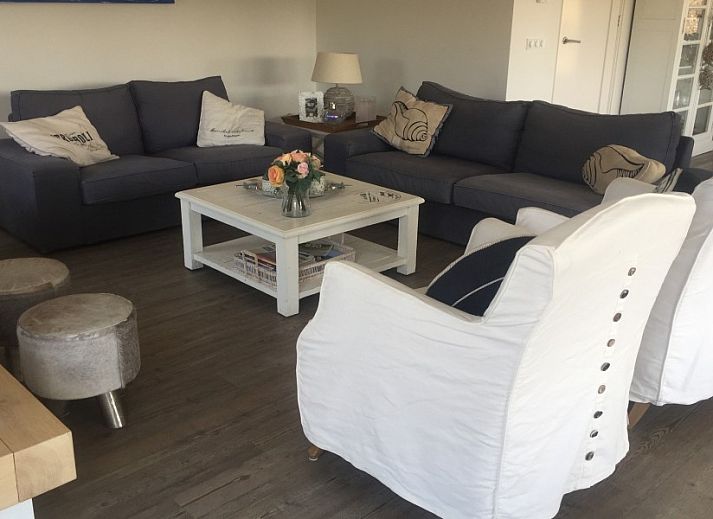 Wellnessvilla Zee & Zo vakantiehuis in Buren, Ameland met rieten dak en terras in de natuur.