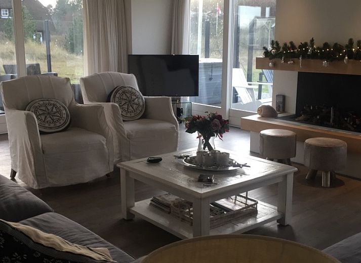 Wellnessvilla Zee & Zo vakantiehuis in Buren, Ameland met rieten dak en terras in de natuur.