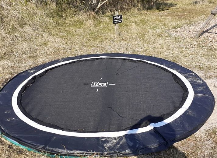 Gezellige woonkamer van Wellnessvilla Zee & Zo vakantiehuis in Buren, Ameland met comfortabele zithoek.