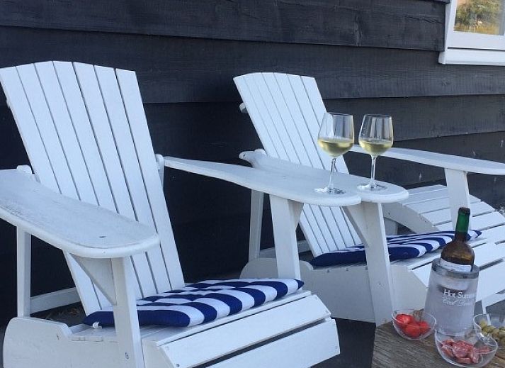 Gezellige woonkamer van Wellnessvilla Zee & Zo vakantiehuis in Buren, Ameland met comfortabele zithoek.