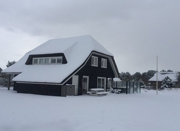 Gezellige woonkamer van Wellnessvilla Zee & Zo vakantiehuis in Buren, Ameland met comfortabele zithoek.