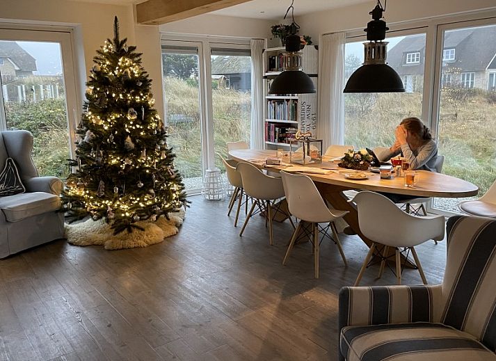 Gezellige woonkamer van Wellnessvilla Zee & Zo vakantiehuis in Buren, Ameland met comfortabele zithoek.