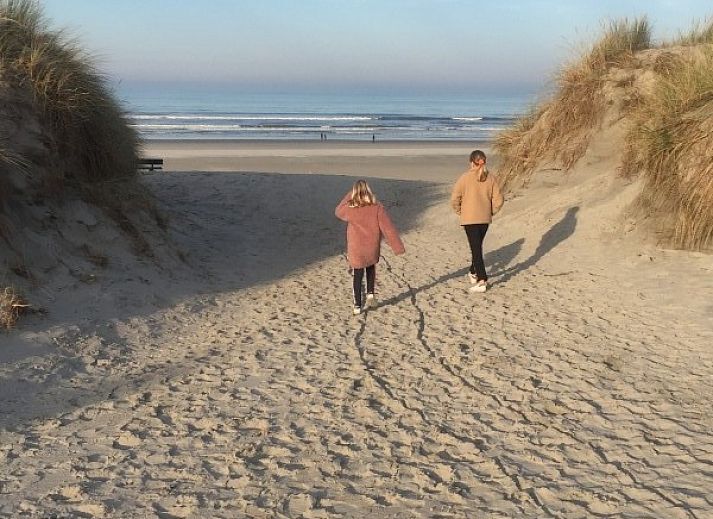 Sfeervolle binnenruimte van Wellnessvilla Zee & Zo in Buren, Ameland met open haard en grote ramen.