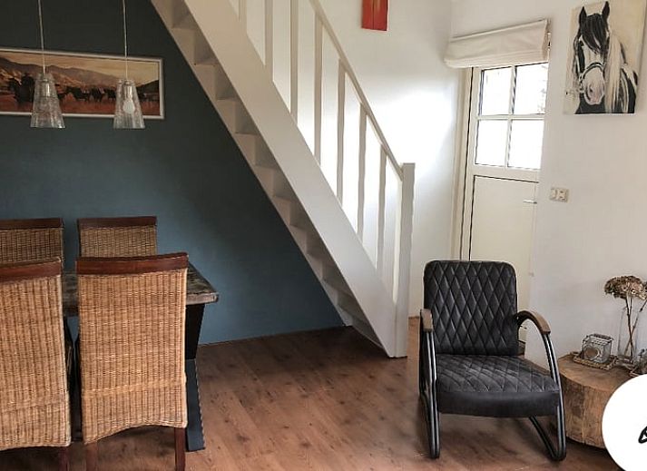 Vakantiehuisje in Buren Ameland met charmante buitenkant en zonnig terras, ideaal voor een ontspannen verblijf op de Waddeneilanden.