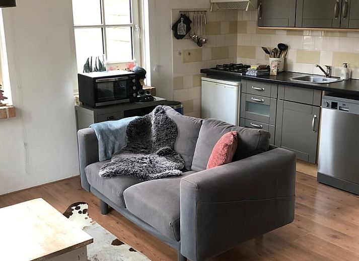 Vakantiehuisje in Buren Ameland met charmante buitenkant en zonnig terras, ideaal voor een ontspannen verblijf op de Waddeneilanden.