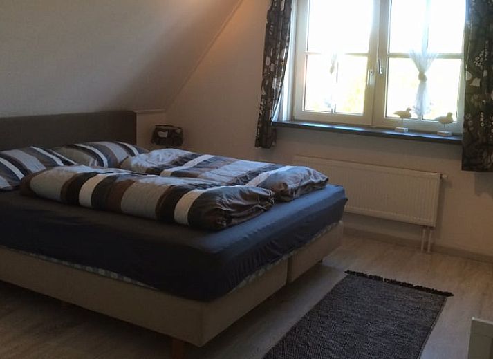 Vakantiehuisje in Buren Ameland met charmante buitenkant en zonnig terras, ideaal voor een ontspannen verblijf op de Waddeneilanden.