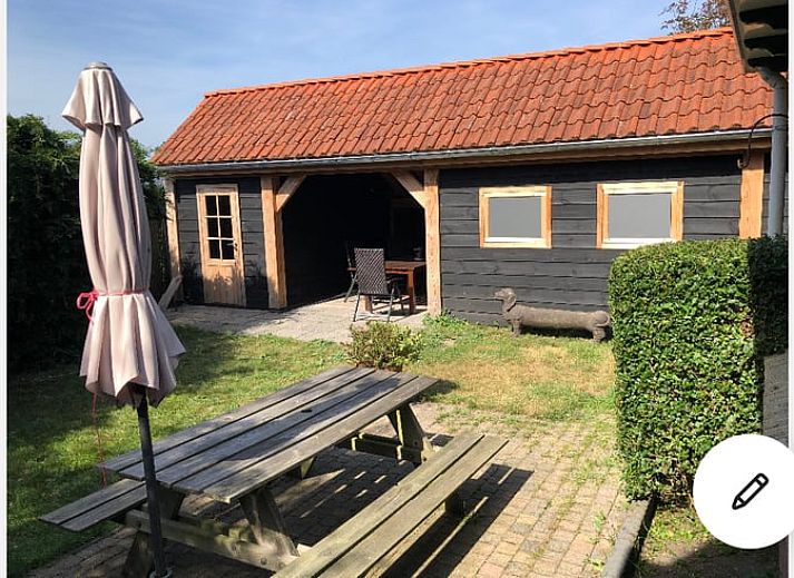 Gezellige eetruimte in Vakantiehuisje in Buren Ameland, perfect voor familiediners op de Waddeneilanden.