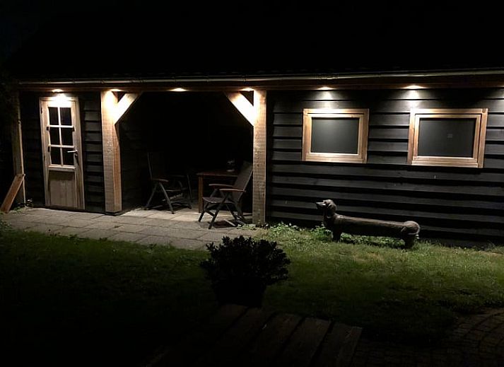 Gezellige eetruimte in Vakantiehuisje in Buren Ameland, perfect voor familiediners op de Waddeneilanden.