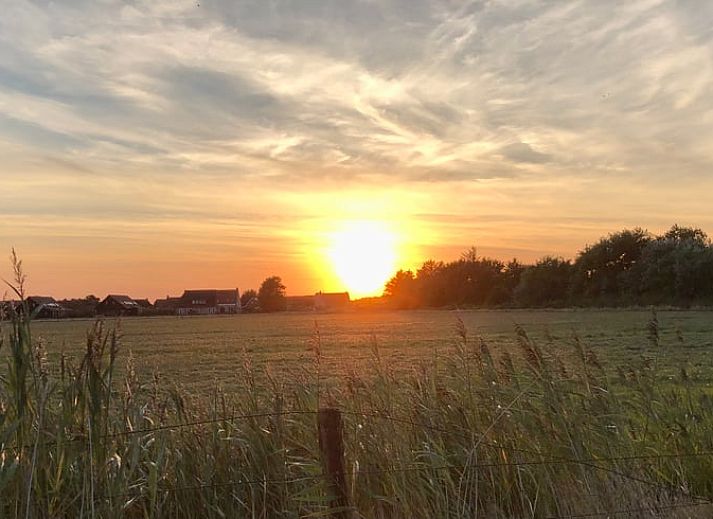 Moderne keuken in Vakantiehuisje in Buren Ameland, volledig uitgerust voor culinaire avonturen op de Waddeneilanden.