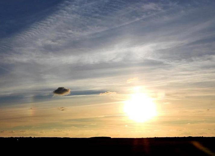 Ruime slaapkamer in Vakantiehuisje in Buren Ameland, biedt rust en comfort tijdens je verblijf op de Waddeneilanden.