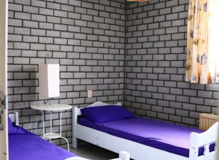 Pondarosa appartement in Buren, Ameland biedt een charmant verblijf met traditioneel dak en groene tuin op de Waddeneilanden.