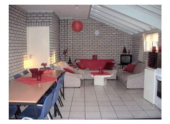 Pondarosa-Wohnung in Buren, Ameland, mit traditioneller Fassade und gruenem Garten, ideal fuer einen entspannten Aufenthalt auf den Watteninseln.