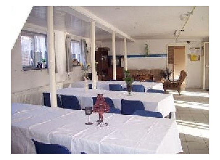 Pondarosa vacation home in Buren, Ameland with traditional architecture and rural charm on the Wadden Islands.