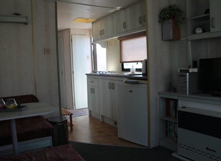 Nr. 57 stacaravan terras in Buren, Ameland met tuinmeubilair en bloemen