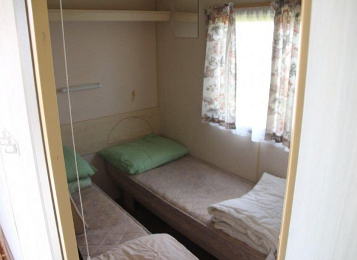 Nr. 57 stacaravan terras in Buren, Ameland met tuinmeubilair en bloemen