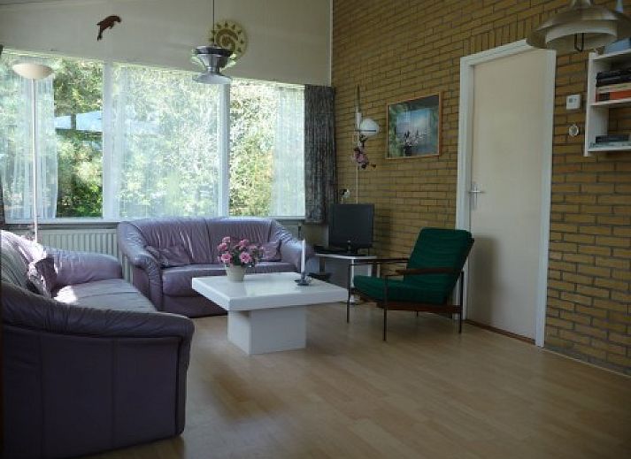 Bungalow Dolfijn in Buren, Ameland, umgeben von grner Natur und Stille.