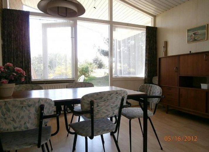 Bungalow Dolfijn in Buren, Ameland, umgeben von grner Natur und Stille.