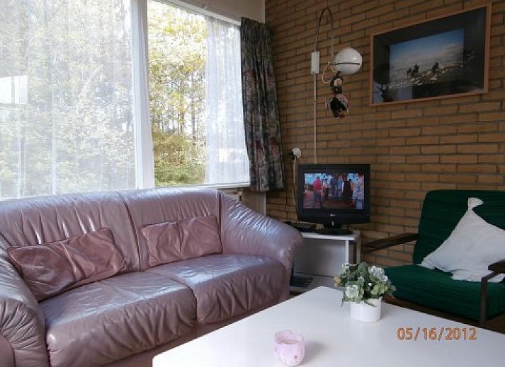 Bungalow Dolfijn in Buren, Ameland, umgeben von grner Natur und Stille.