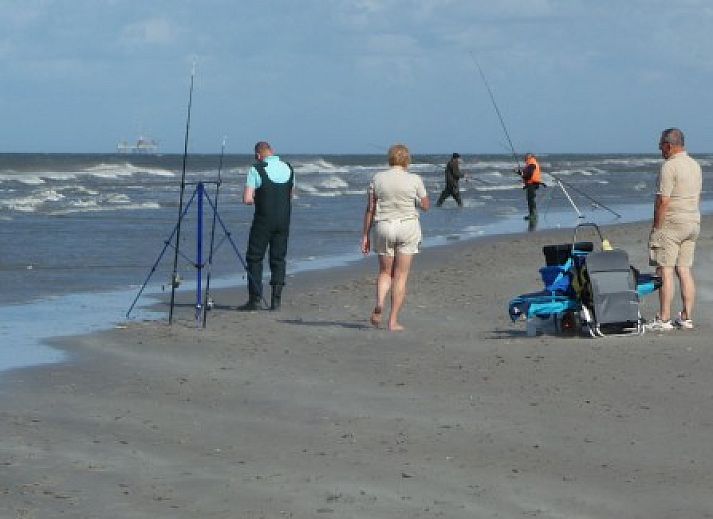 Gemtliches Wohnzimmer im Bungalow Dolphin, Buren, Ameland, mit viel Licht.