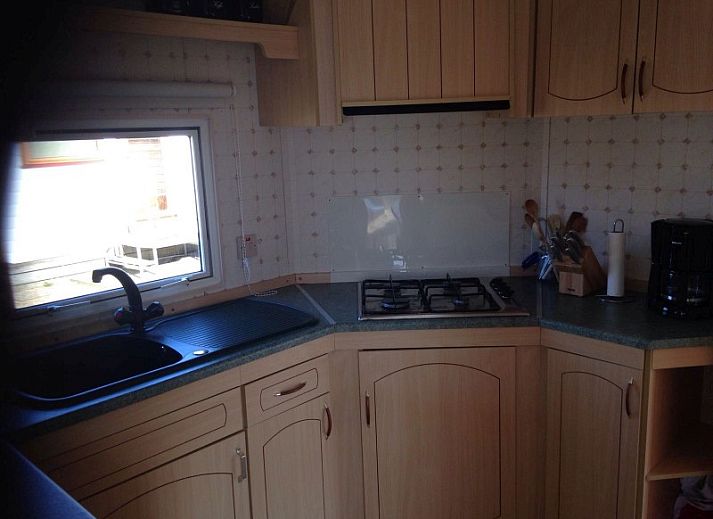 Cozy sitting area in mobile home De Hout, Buren, Ameland with lots of light.