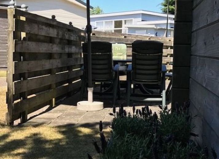 Cozy sitting area in mobile home De Hout, Buren, Ameland with lots of light.