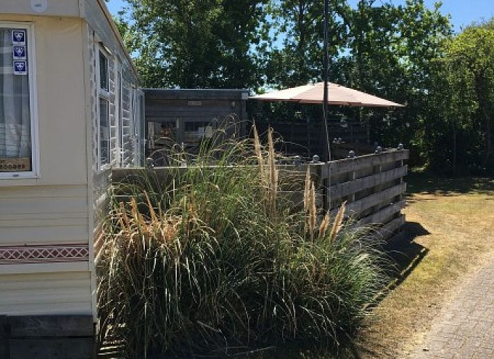 Cozy sitting area in mobile home De Hout, Buren, Ameland with lots of light.