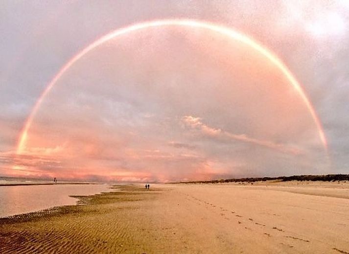 Dining area in mobile home De Hout, Buren, Ameland for comfortable meals.