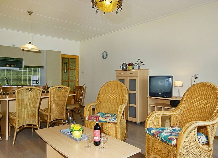 Gemtliches Wohnzimmer im Ferienhaus West, Buren, Ameland mit Ledermbeln und groen Fenstern fr viel Tageslicht.