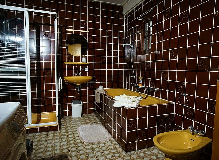 Gemtliches Wohnzimmer im Ferienhaus West, Buren, Ameland mit Ledermbeln und groen Fenstern fr viel Tageslicht.