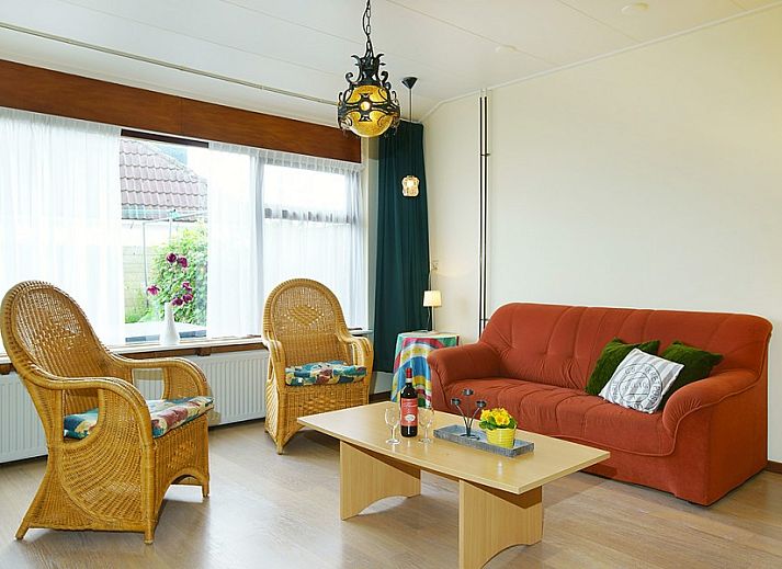 Gemtliches Wohnzimmer im Ferienhaus West, Buren, Ameland mit Ledermbeln und groen Fenstern fr viel Tageslicht.