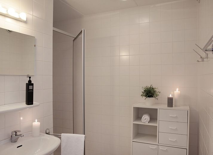Gezellige woonkamer in Amelander Paradijs appartement, Buren, Ameland, met moderne meubels en decoraties.