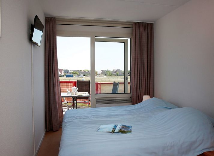 Gezellige woonkamer in Amelander Paradijs appartement, Buren, Ameland, met moderne meubels en decoraties.