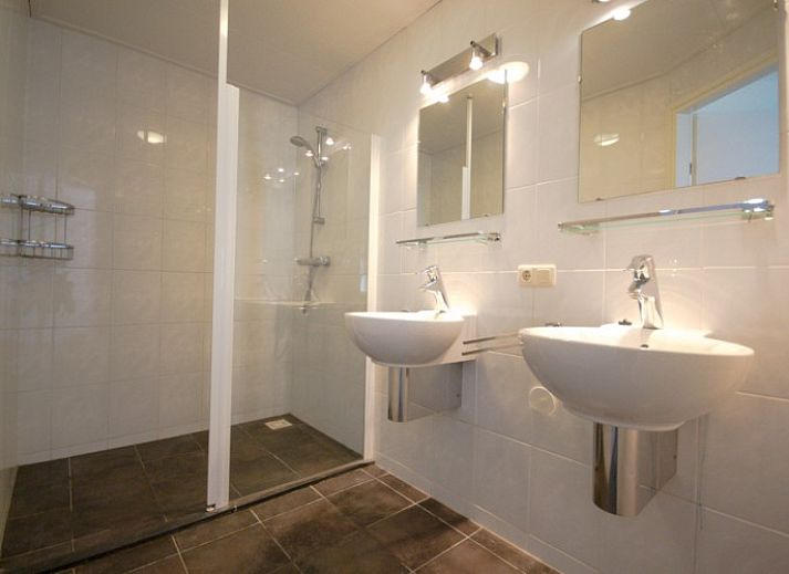 Cozy living room of Bungalow 18 in Buren, Ameland with colorful furniture and views of nature.