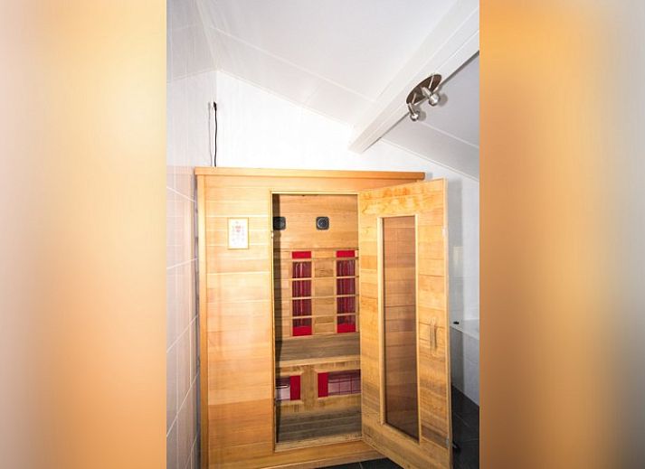 Comfortable sitting area in Bungalow 18, vacation home in Buren, Ameland with lots of natural light.