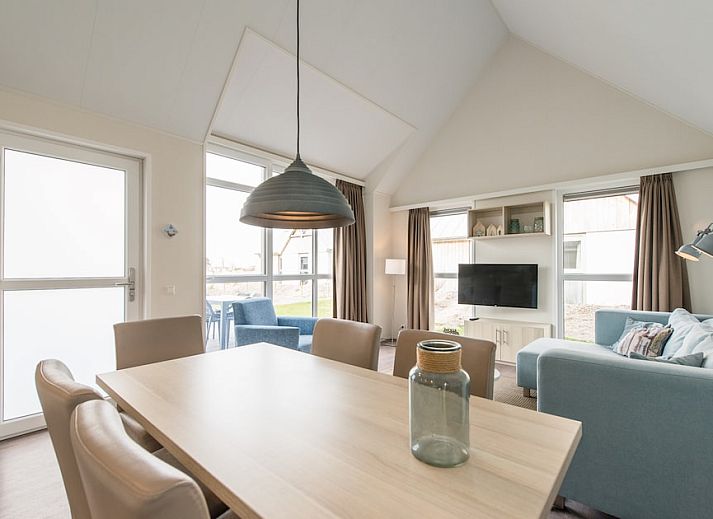 Vuurtorenlodge 6 in Hollum, Ameland biedt een charmant vakantiehuis met terras, omgeven door de natuur van de Waddeneilanden.