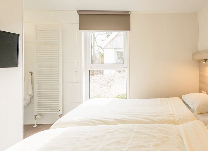 Ontspannen in de Vuurtorenlodge 6, een vakantiehuis in Hollum, Ameland, met een moderne woonkamer en open keuken op de Waddeneilanden.