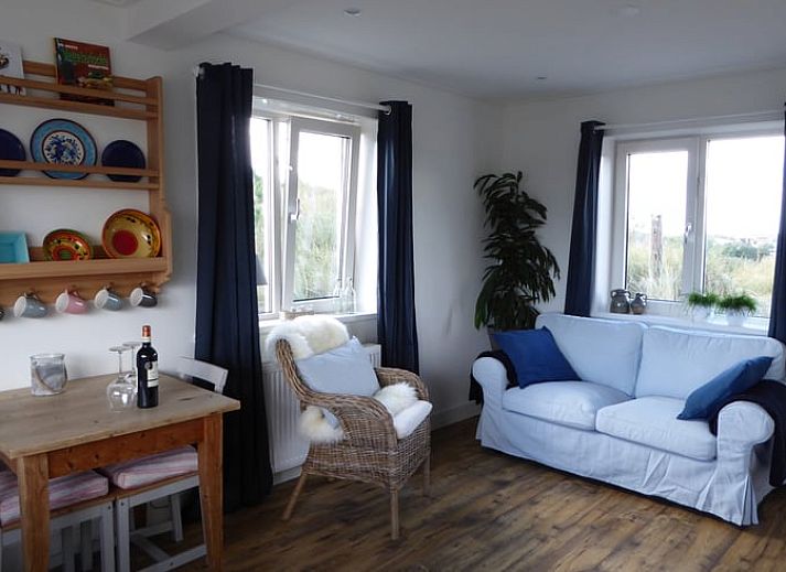 Vakantiehuisje in Hollum op Ameland met uitzicht op de vuurtoren, ideaal voor een ontspannen verblijf op de Waddeneilanden.