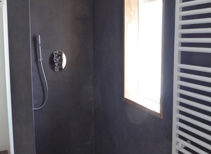 Vooraanzicht van Vakantiehuisje in Hollum, een charmante vakantiewoning op Ameland met een uitnodigende veranda.