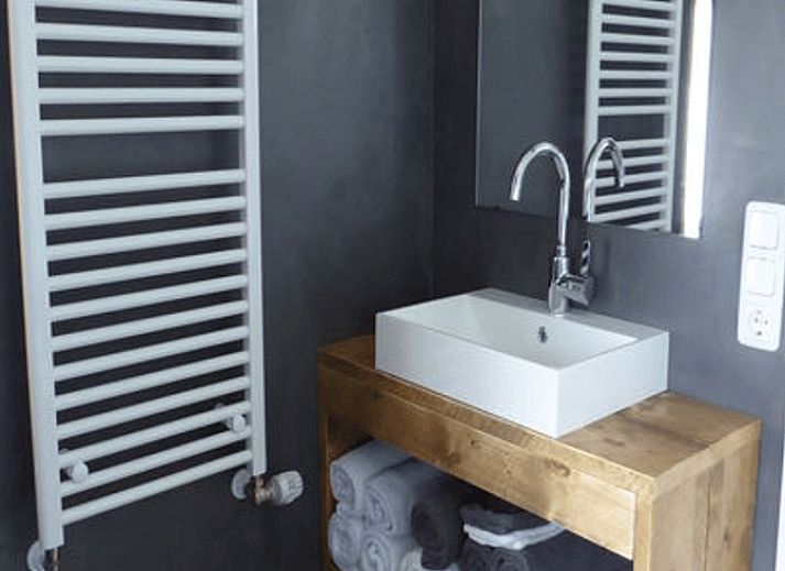 Vooraanzicht van Vakantiehuisje in Hollum, een charmante vakantiewoning op Ameland met een uitnodigende veranda.