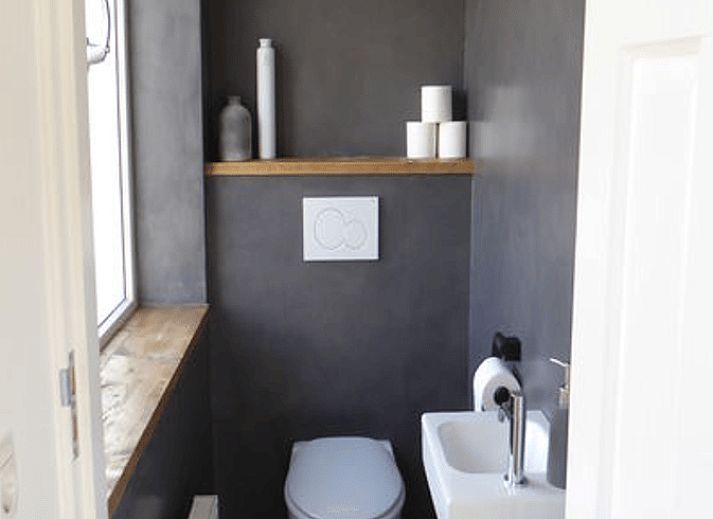 Vooraanzicht van Vakantiehuisje in Hollum, een charmante vakantiewoning op Ameland met een uitnodigende veranda.