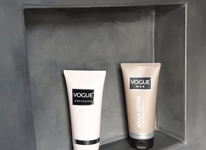 Vooraanzicht van Vakantiehuisje in Hollum, een charmante vakantiewoning op Ameland met een uitnodigende veranda.