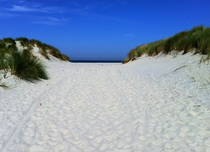 Gezellige woonkamer van Vakantiehuisje in Hollum op Ameland met comfortabele meubels en uitzicht op de natuur.