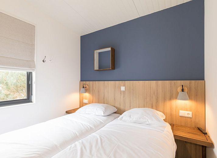 Gezellige woonkamer van Kooikers Comfort vakantiehuis in Hollum, Ameland met moderne inrichting en comfortabele zitruimte.
