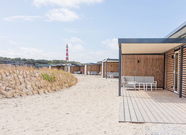 Gezellige woonkamer van Kooikers Comfort vakantiehuis in Hollum, Ameland met moderne inrichting en comfortabele zitruimte.