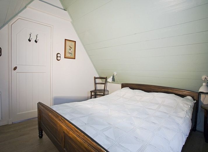 Beppe van Ameland Ferienhaus in Hollum, Ameland mit schoenem Garten und Rosenstraeuchern.