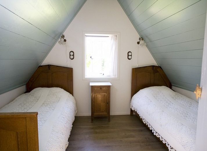 Beppe van Ameland Ferienhaus in Hollum, Ameland mit schoenem Garten und Rosenstraeuchern.