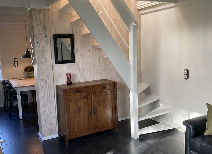 Beppe van Ameland Ferienhaus in Hollum, Ameland mit schoenem Garten und Rosenstraeuchern.