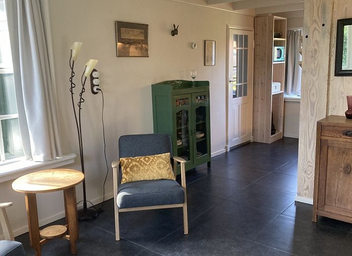 Beppe van Ameland Ferienhaus in Hollum, Ameland mit schoenem Garten und Rosenstraeuchern.