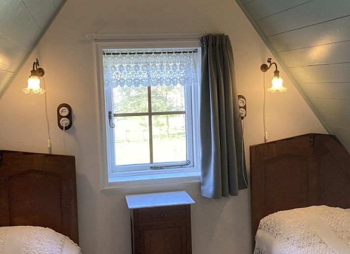 Modernes Wohnzimmer mit Treppe in Beppe of Ameland Ferienhaus, Hollum.